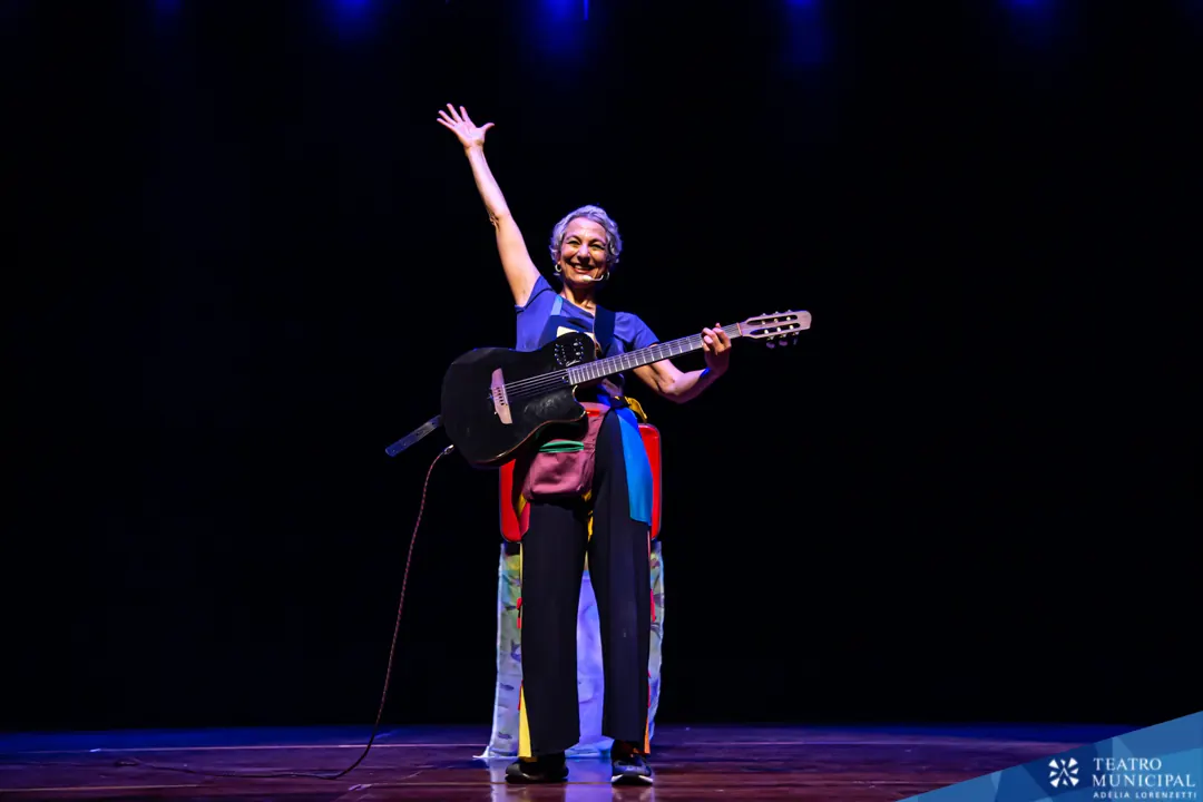 Deborah Finocchiaro canta e toca violão em cena